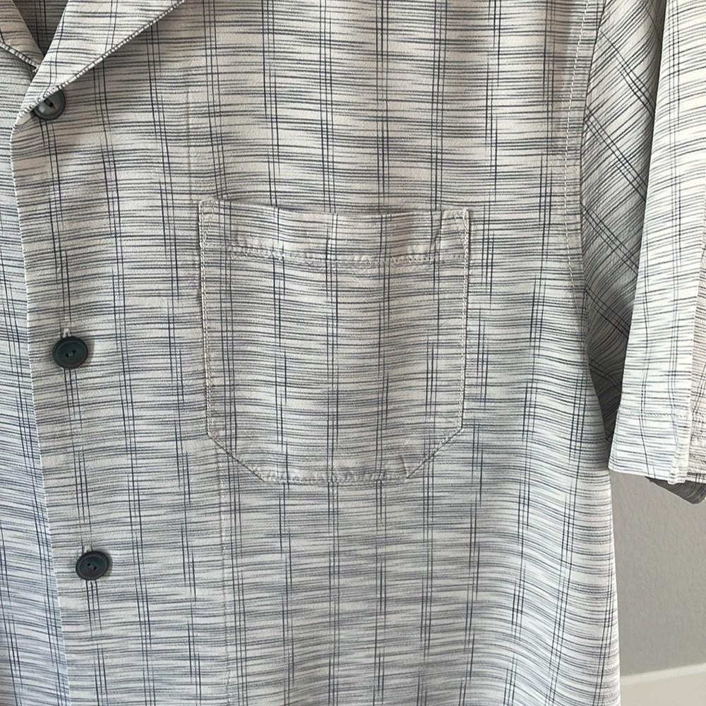 Tommy Bahama 💯 Silk Short Sleeve Button-Down Shirt in Light Gray & Ivor… - Picture 4 of 9